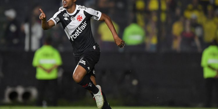 Vasco vai para o intervalo vencendo o Operário por 1 a 0 em São Januário