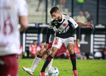 Negociação trava! Aston Villa não libera Coutinho e Vasco corre contra o tempo