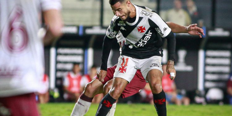 Negociação trava! Aston Villa não libera Coutinho e Vasco corre contra o tempo