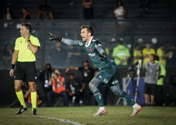 Qual salário foi oferecido pelo Vasco ao goleiro Léo Jardim? Confira