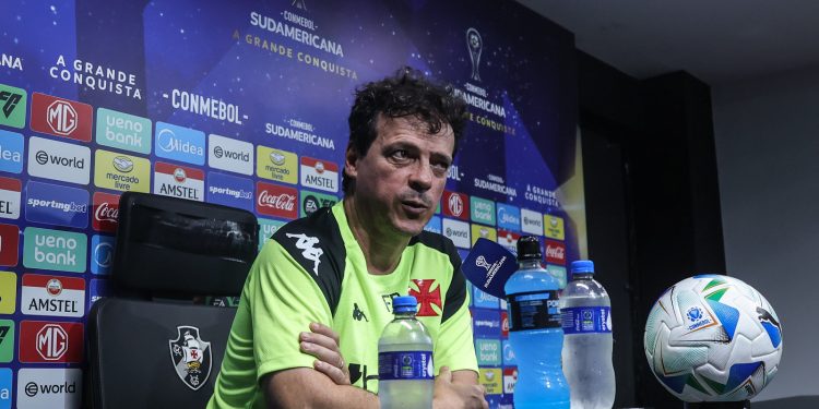 Vasco: Diniz toma atitude e entra em contato com atacante que atua na Europa