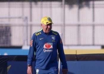 Com Andrey Santos, Brasil empata com Equador