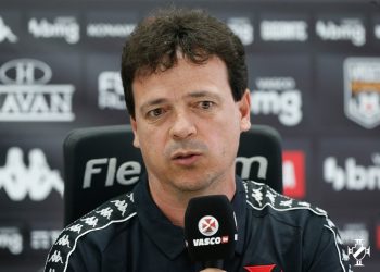 O próximo 9? Diniz acompanha atacante para o Vasco