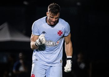 Polêmica! Maior torcida organizada do Vasco solta nota criticando Léo Jardim