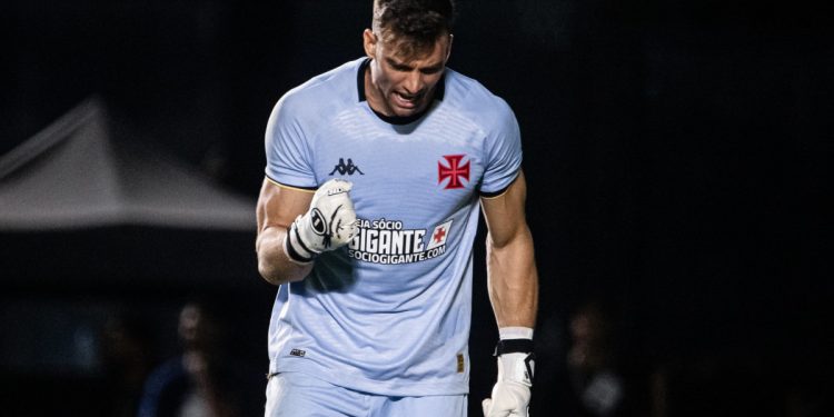 Polêmica! Maior torcida organizada do Vasco solta nota criticando Léo Jardim