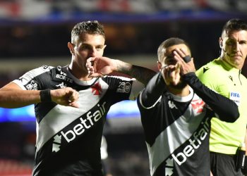 Vegetti e Coutinho comemoram gol do Vasco