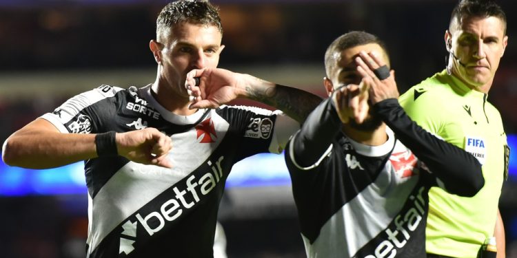 Vegetti e Coutinho comemoram gol do Vasco