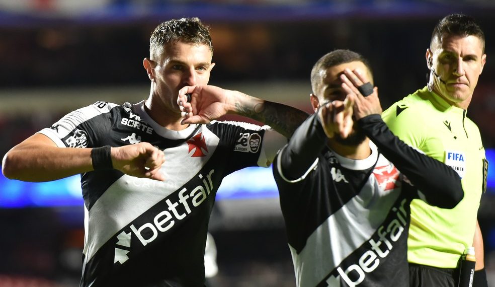 Vegetti e Coutinho comemoram gol do Vasco