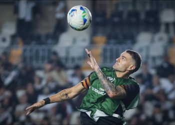 Vasco empata, é eliminado e vê arquibancada explodir em protestos