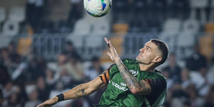 Vasco empata, é eliminado e vê arquibancada explodir em protestos