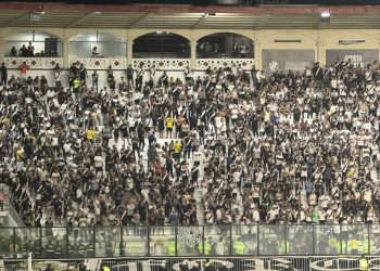 Clima tenso em São Januário: vaias e protestos marcam intervalo de Vasco x Del Valle