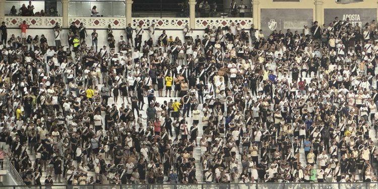 Clima tenso em São Januário: vaias e protestos marcam intervalo de Vasco x Del Valle
