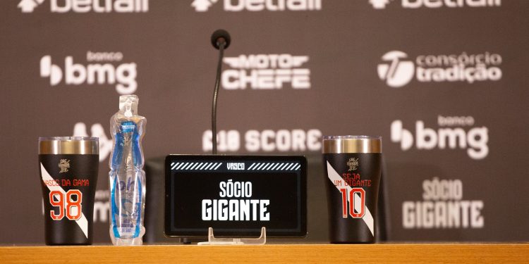 Em meio a crise interna e pressão da torcida do Vasco, presidente Pedrinho convoca coletiva