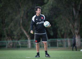 Com mudanças ou não? Veja a provável escalação do Vasco contra o Grêmio