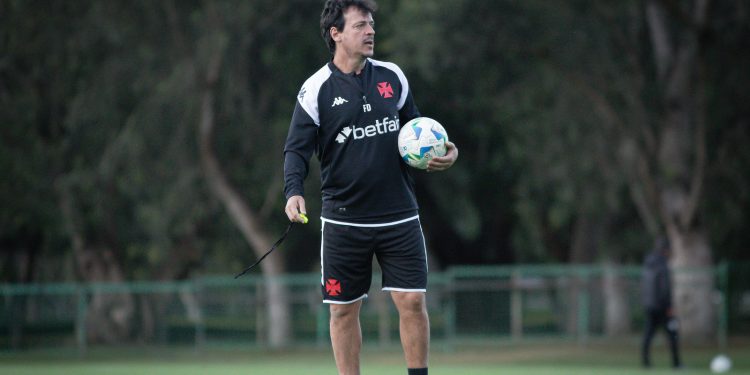 Com mudanças ou não? Veja a provável escalação do Vasco contra o Grêmio