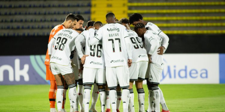 Aos 36 anos e criticado pela torcida do Vasco, cria da colina quer atuar em alto nível