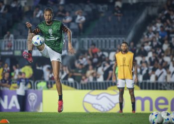 João Victor encara a torcida após assistência para gol de Vegetti no empate do Vasco