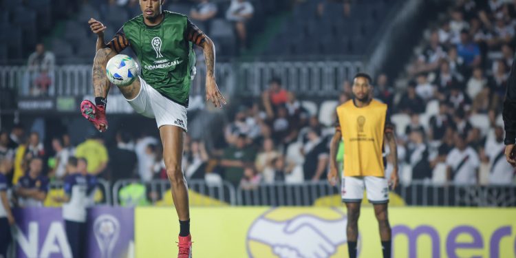 João Victor encara a torcida após assistência para gol de Vegetti no empate do Vasco