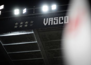 Influenciador registra queixa contra VP do Vasco por ameaça e agressão; dirigente nega acusações, veja vídeo