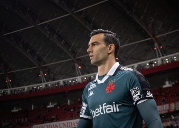 Vasco contesta expulsão de Léo Jardim com exame que comprova lesão