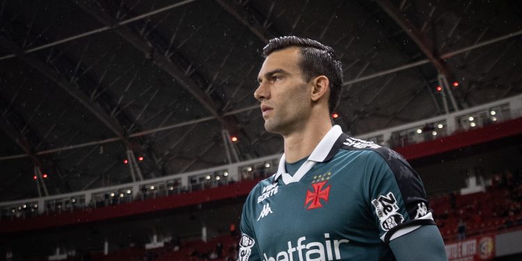 Vasco contesta expulsão de Léo Jardim com exame que comprova lesão