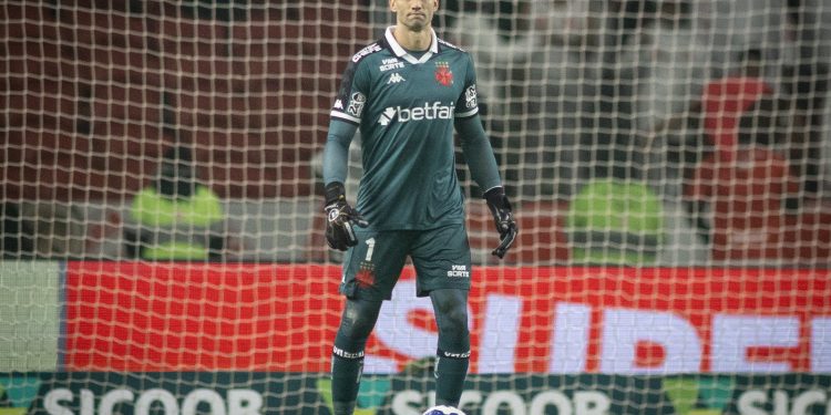 Vasco: CBF mantém decisão de expulsão de Léo Jardim após votação