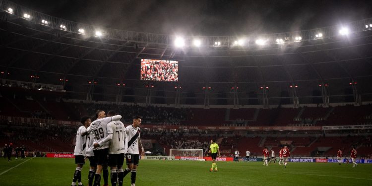 Titular do Vasco vira dúvida para duelo contra o CSA pela Copa do Brasil