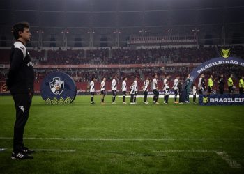 Vasco tenta repatriar jogador após pedido de Fernando Diniz