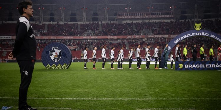 Vasco tenta repatriar jogador após pedido de Fernando Diniz