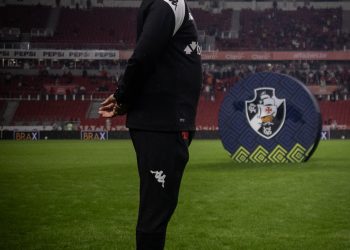 Jogador do Vasco se aproxima do retorno e pode ser relacionado contra o CSA pela Copa do Brasil