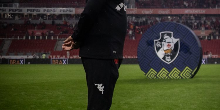 Jogador do Vasco se aproxima do retorno e pode ser relacionado contra o CSA pela Copa do Brasil