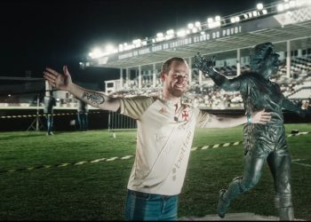 Torcedor do Vasco que fez pedido de casamento em São Januário é escolhido o ‘Betfera do Mês’ de junho