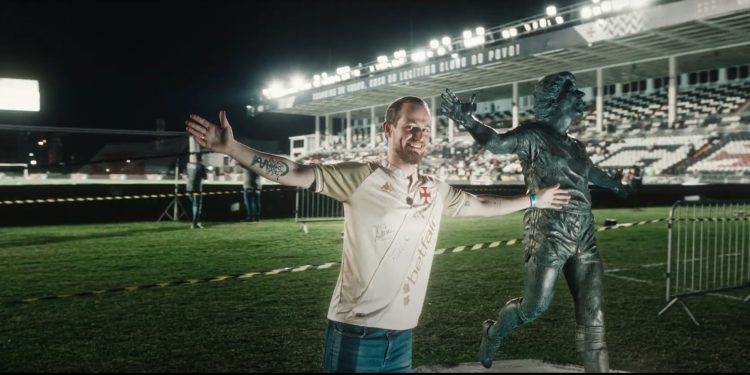 Torcedor do Vasco que fez pedido de casamento em São Januário é escolhido o ‘Betfera do Mês’ de junho