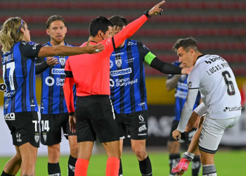 Vasco: Vegetti lamenta goleada e aponta expulsão como decisiva: "Influenciou o curso da partida"