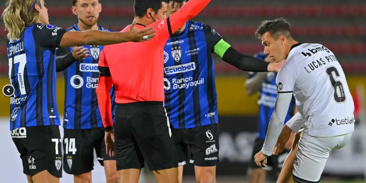 Vasco: Vegetti lamenta goleada e aponta expulsão como decisiva: "Influenciou o curso da partida"