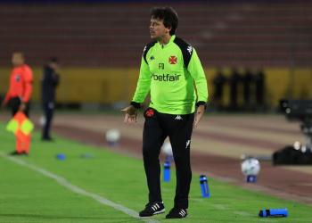 Vasco: Diniz diz que ainda acredita em virada e cita expulsão: “A história seria muito diferente”