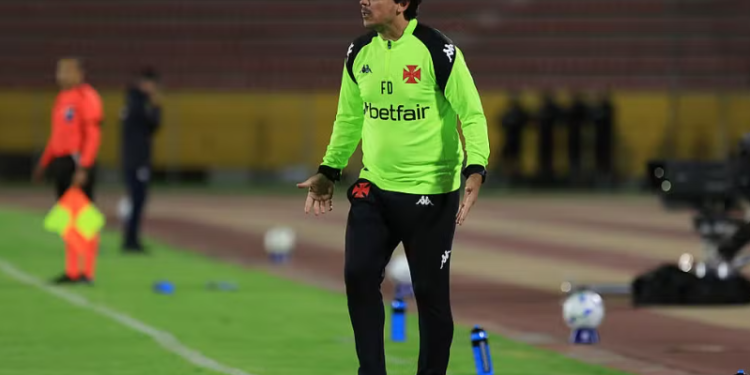 Vasco: Diniz diz que ainda acredita em virada e cita expulsão: “A história seria muito diferente”