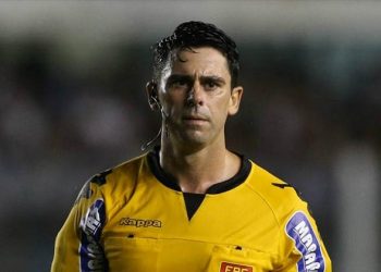 Vasco: Vídeo desmente súmula e mostra que arbitragem impediu atendimento a Léo Jardim