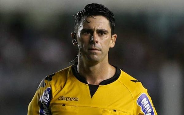 Vasco: Vídeo desmente súmula e mostra que arbitragem impediu atendimento a Léo Jardim