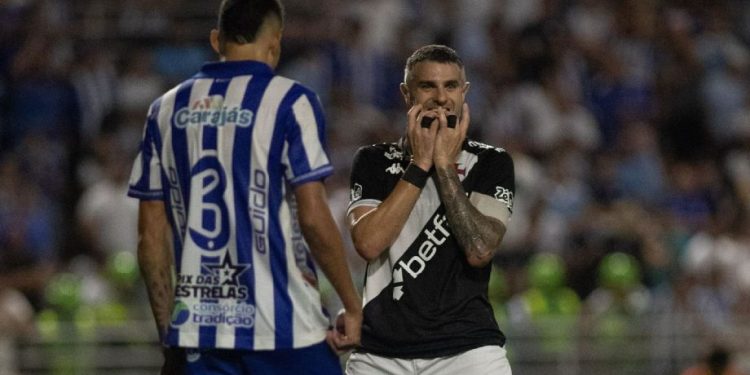 Vasco: Vegetti vive jejum de gols, mas segue com prestígio do Diniz: "Nosso plano principal é recuperar o artilheiro"