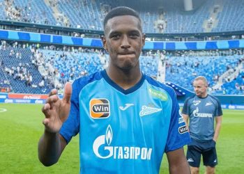 Vasco avança por Robert Renan para reforçar defesa após saída de Luiz Gustavo, confira