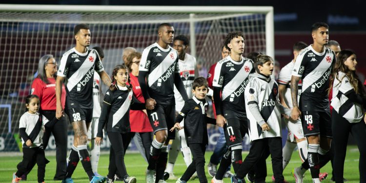 Joia do Vasco que encantou o PSG fica mais perto de extensão e aumento salarial