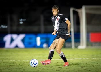 Jornalista sai em defesa de João Victor: “Melhor zagueiro do Vasco”