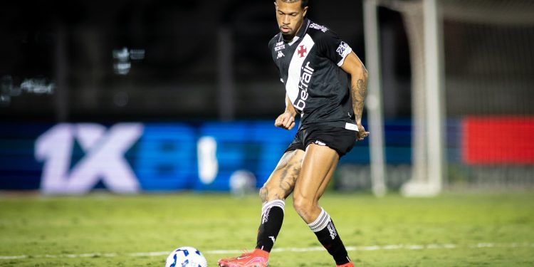 Jornalista sai em defesa de João Victor: “Melhor zagueiro do Vasco”