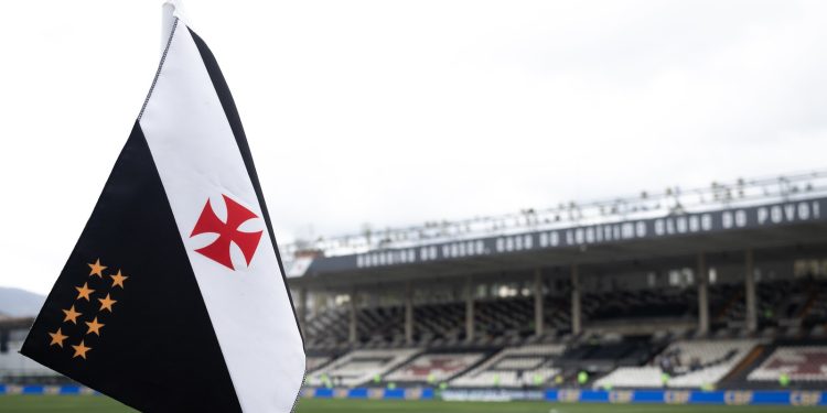 O ambiente no Vasco vive dias agitados, e um dos pontos de tensão envolve o zagueiro Maurício Lemos. S