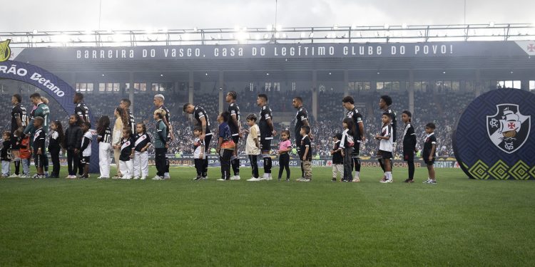 Cria do Vasco volta a jogar após 8 meses lesionado