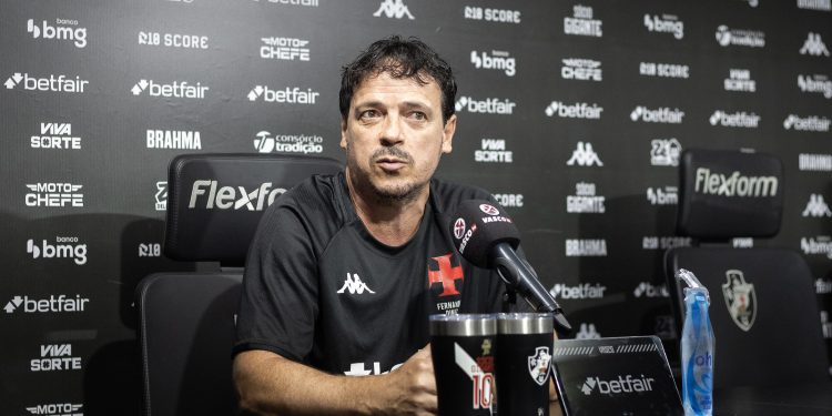 Sem Vegetti, Vasco goleia Santos e Diniz explica: 'Soube explorar a superioridade no meio e os espaços em profundidade