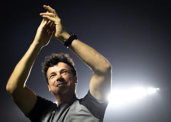 Com Vegetti de volta e Jair suspenso, Diniz esboça o Vasco para enfrentar o Juventude