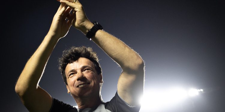 Com Vegetti de volta e Jair suspenso, Diniz esboça o Vasco para enfrentar o Juventude