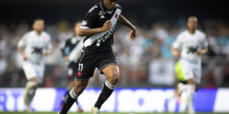 Segundo maior vencedor da Champions League quer comprar Rayan, do Vasco